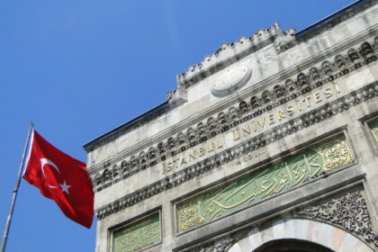 Albaabka hore ee Jaamacadda Istanbul, Turkiga