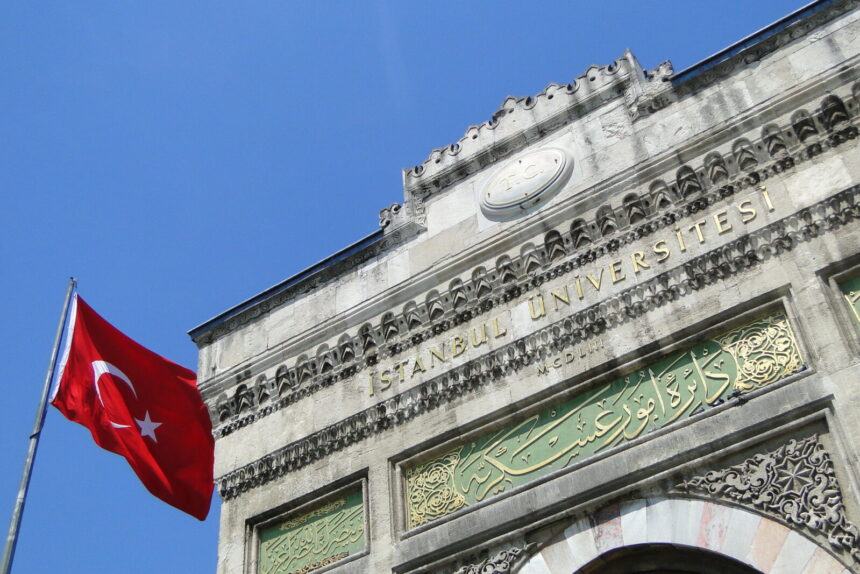 Albaabka hore ee Jaamacadda Istanbul, Turkiga