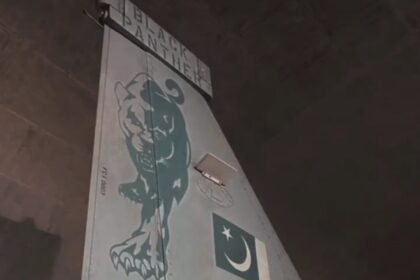 Dabada diyaarad JF-17 Thunder oo ka tirsan Ciidanka Cirka Pakistan, oo ku taal hangar