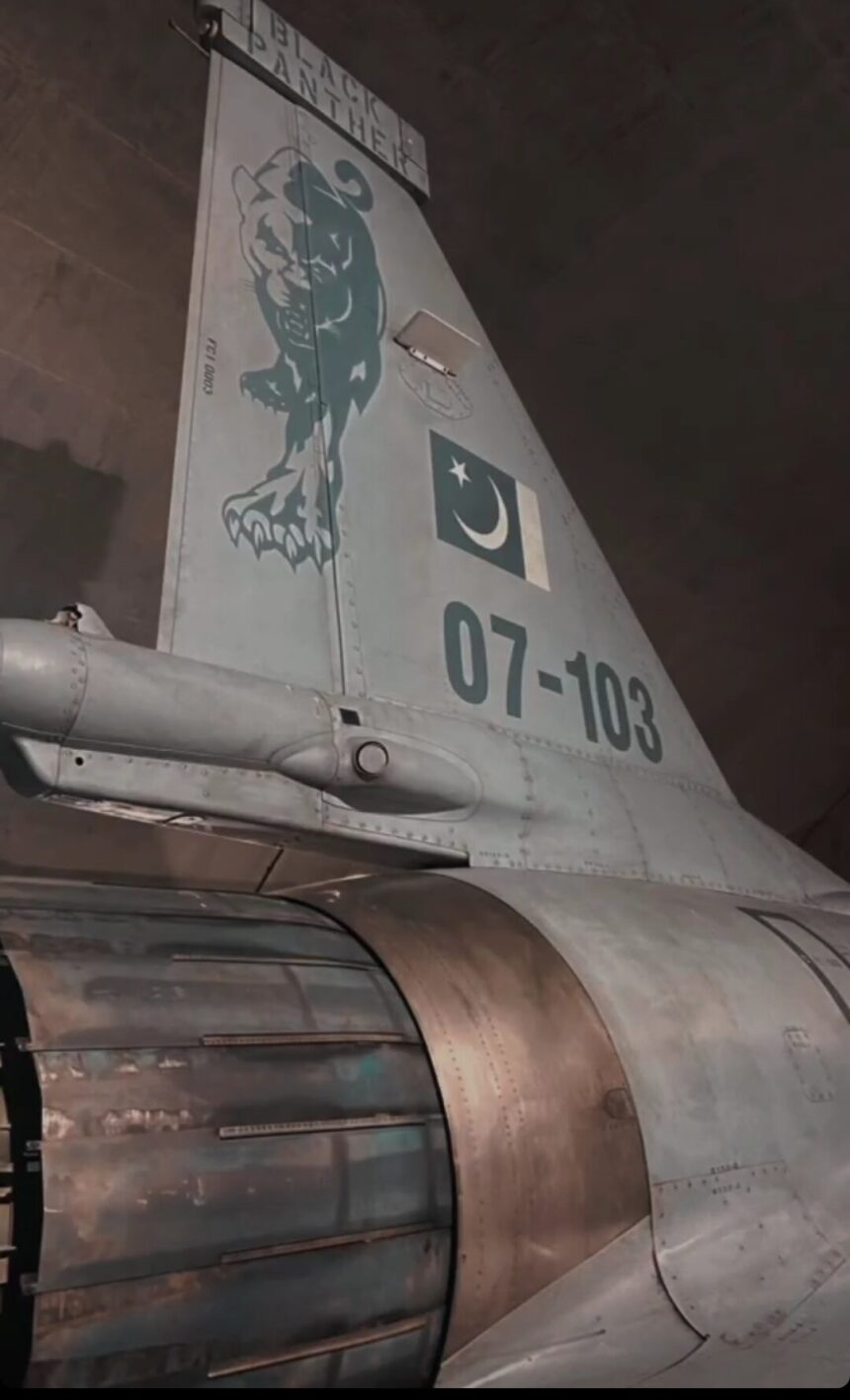 Dabada diyaarad JF-17 Thunder oo ka tirsan Ciidanka Cirka Pakistan, oo ku taal hangar