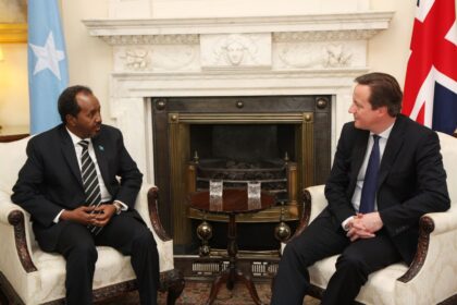 Sawir kayd ah: Prime Minister David Cameron with H.E. Mr Hassan Sheikh Mohamud, President of the Federal Republic of Somalia in Downing Street, 4 February