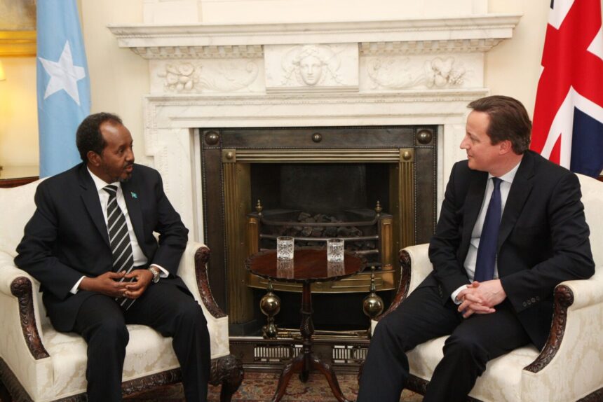 Sawir kayd ah: Prime Minister David Cameron with H.E. Mr Hassan Sheikh Mohamud, President of the Federal Republic of Somalia in Downing Street, 4 February
