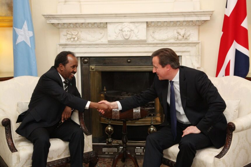 Sawir kayd ah: Prime Minister David Cameron with H.E. Mr Hassan Sheikh Mohamud, President of the Federal Republic of Somalia in Downing Street, 4 February
