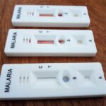 Trois kits de test de dépistage rapide positif pour le paludisme(malaria) sur table 01
