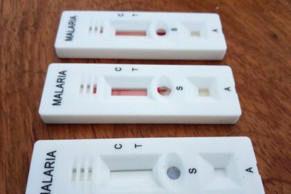 Trois kits de test de dépistage rapide positif pour le paludisme(malaria) sur table 01
